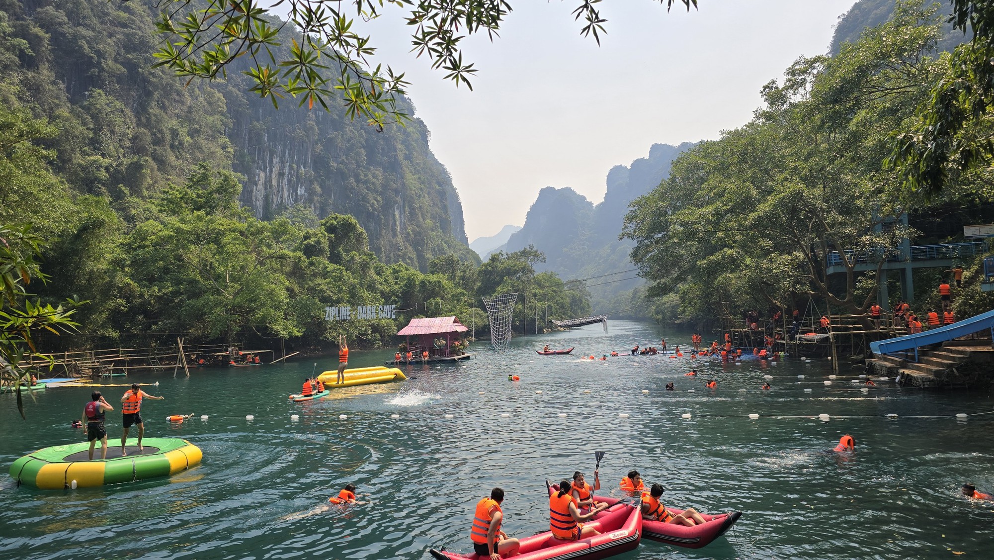 Hàng loạt khu du lịch nổi tiếng Phong Nha - Kẻ Bàng đồng loạt bị cắt điện - Ảnh 1. Hàng loạt khu du lịch nổi tiếng Phong Nha - Kẻ Bàng đồng loạt bị cắt điện - Ảnh 1.