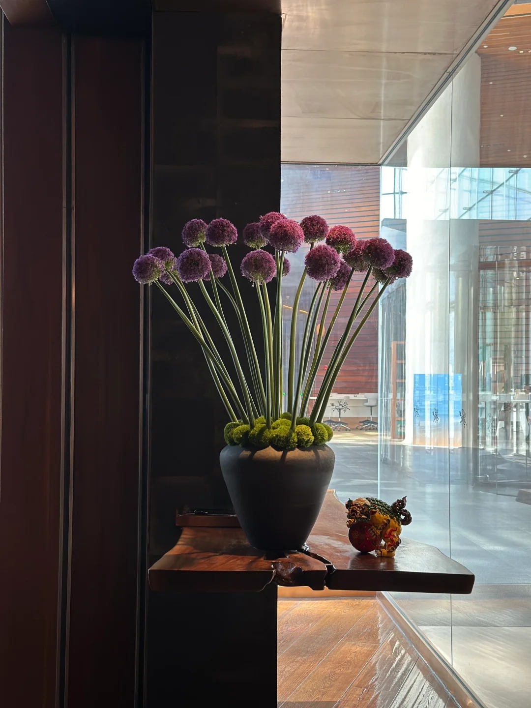 Mê mẩn với hoa Allium: Kẹo mút tím khổng lồ trong nghệ thuật cắm hoa 2026 - Ảnh 13.