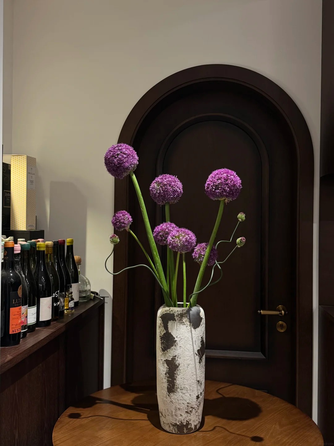 Mê mẩn với hoa Allium: Kẹo mút tím khổng lồ trong nghệ thuật cắm hoa 2026 - Ảnh 23.