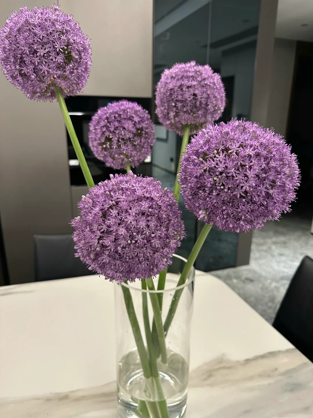 Mê mẩn với hoa Allium: Kẹo mút tím khổng lồ trong nghệ thuật cắm hoa 2026 - Ảnh 24.