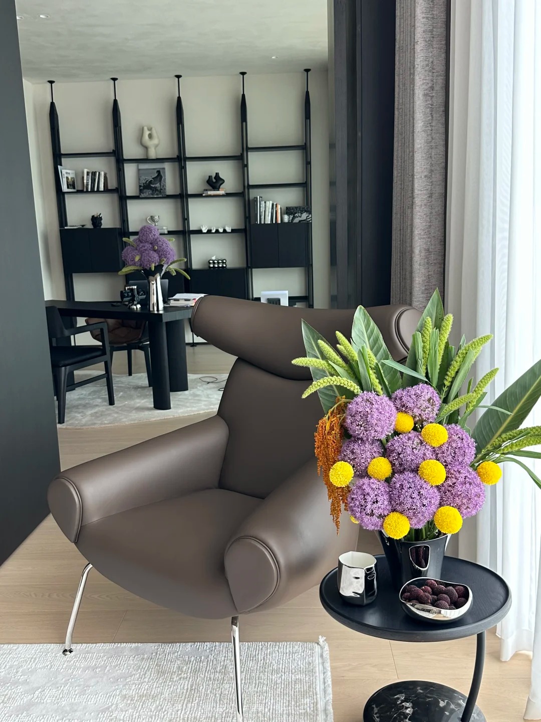 Mê mẩn với hoa Allium: Kẹo mút tím khổng lồ trong nghệ thuật cắm hoa 2026 - Ảnh 29.