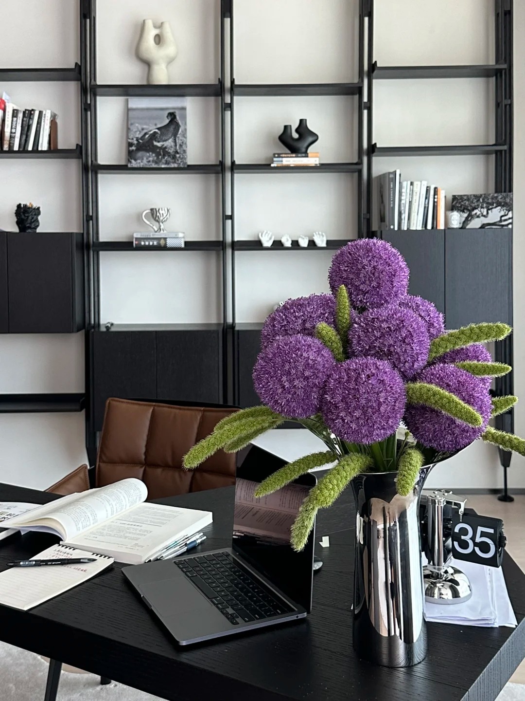 Mê mẩn với hoa Allium: Kẹo mút tím khổng lồ trong nghệ thuật cắm hoa 2026 - Ảnh 8.