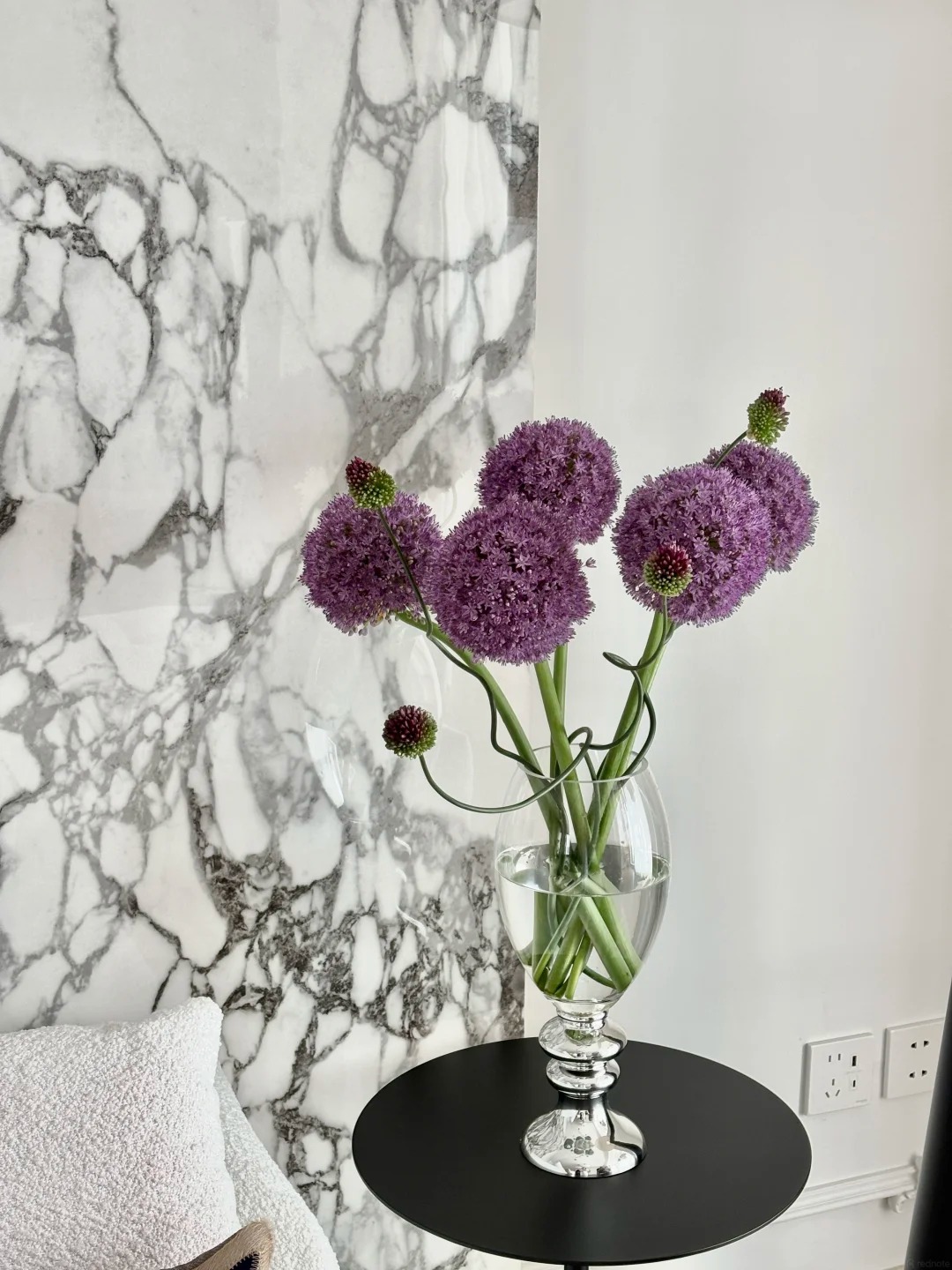 Mê mẩn với hoa Allium: Kẹo mút tím khổng lồ trong nghệ thuật cắm hoa 2026 - Ảnh 16.