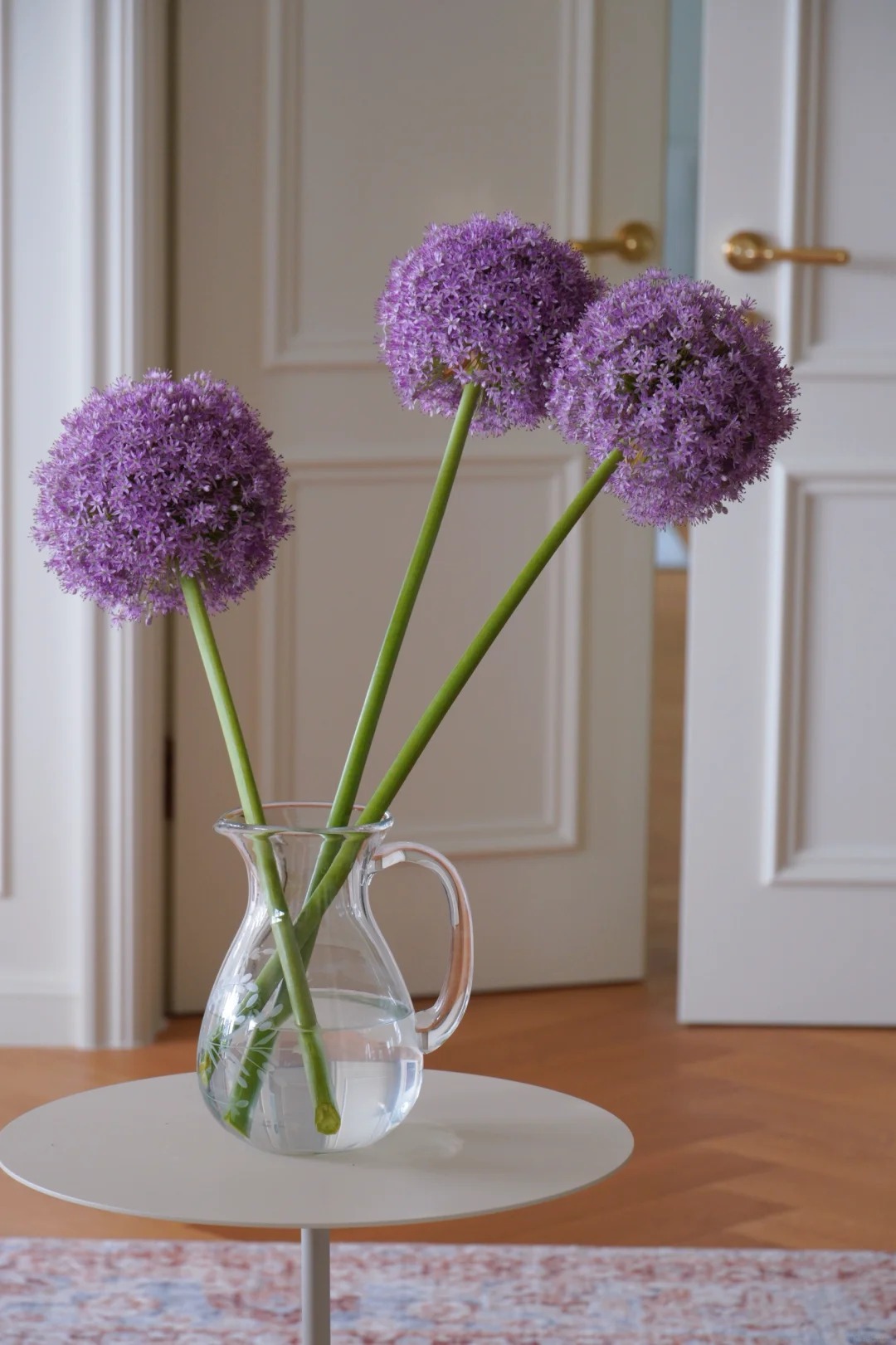 Mê mẩn với hoa Allium: Kẹo mút tím khổng lồ trong nghệ thuật cắm hoa 2026 - Ảnh 17.