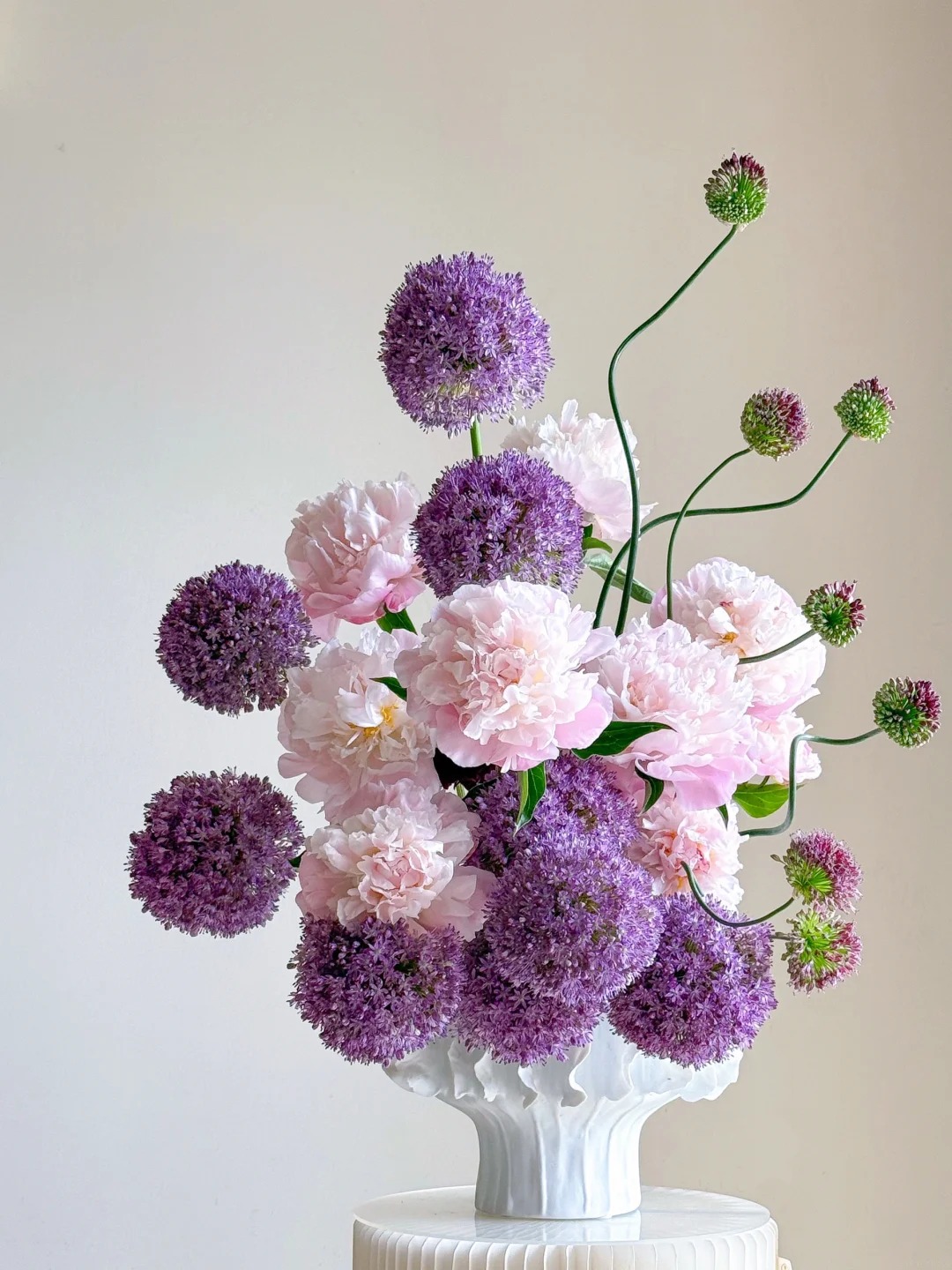 Mê mẩn với hoa Allium: Kẹo mút tím khổng lồ trong nghệ thuật cắm hoa 2026 - Ảnh 12.