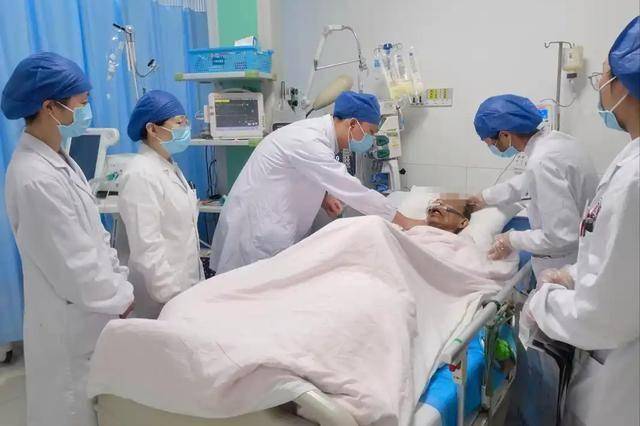Người đàn ông 58 tuổi tử vong vì xuất huyết não, bác sĩ thở dài: Cao huyết áp xin đừng làm 5 việc!- Ảnh 1.
