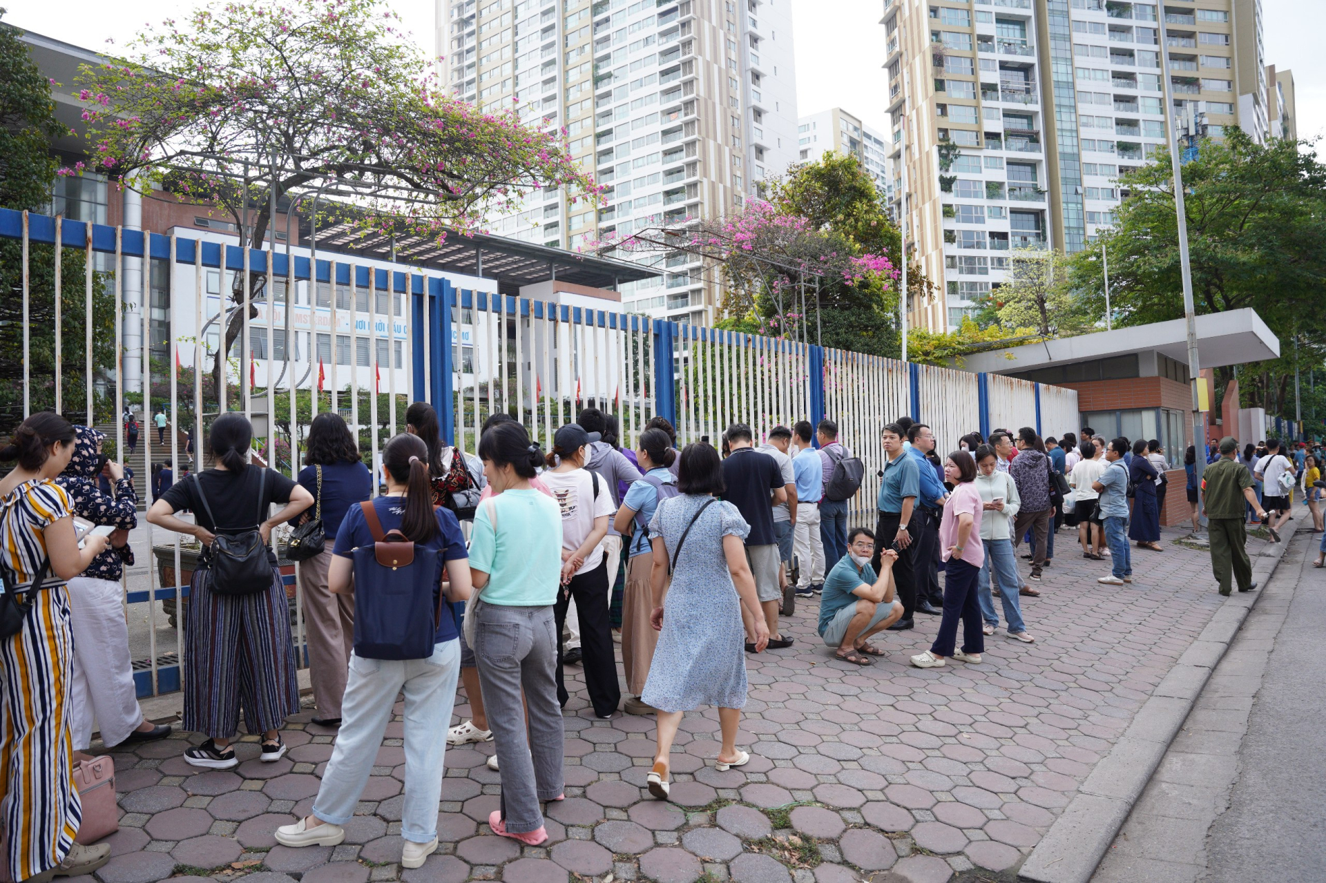 Thi vào lớp 10 Hà Nội buổi đầu tiên: Bắt đầu thời gian làm bài môn Văn, chủ đề nào sẽ được "gọi tên"?- Ảnh 5.