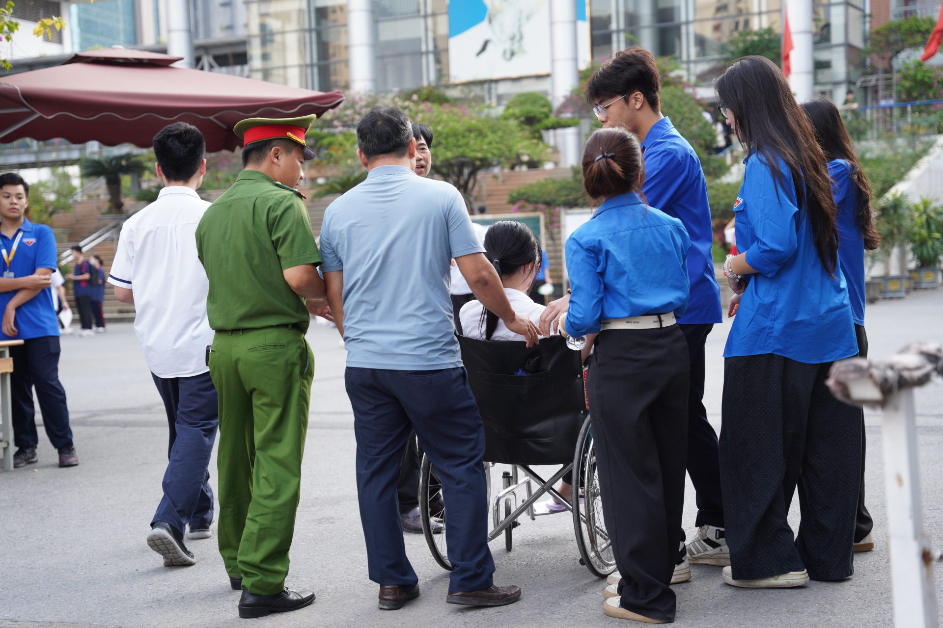 Thi vào lớp 10 Hà Nội buổi đầu tiên: Bắt đầu thời gian làm bài môn Văn, chủ đề nào sẽ được "gọi tên"?- Ảnh 8.