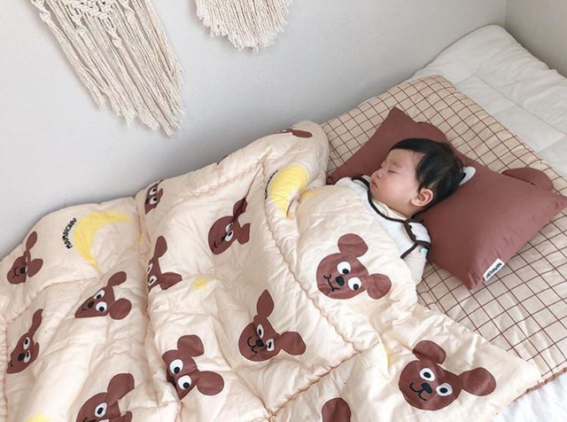 Trẻ ngủ một mình từ sớm và trẻ ngủ cùng anh chị em, lớn lên có gì khác biệt?- Ảnh 1.