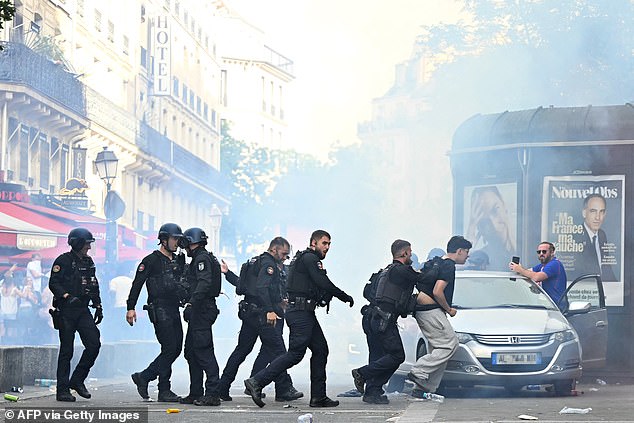Bạo loạn bùng phát tại Paris khi diễn ra trận chung kết Champions League, đường phố hoàn toàn hỗn loạn- Ảnh 6.