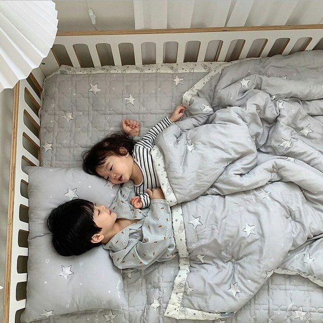 Trẻ ngủ một mình từ sớm và trẻ ngủ cùng anh chị em, lớn lên có gì khác biệt?- Ảnh 2.