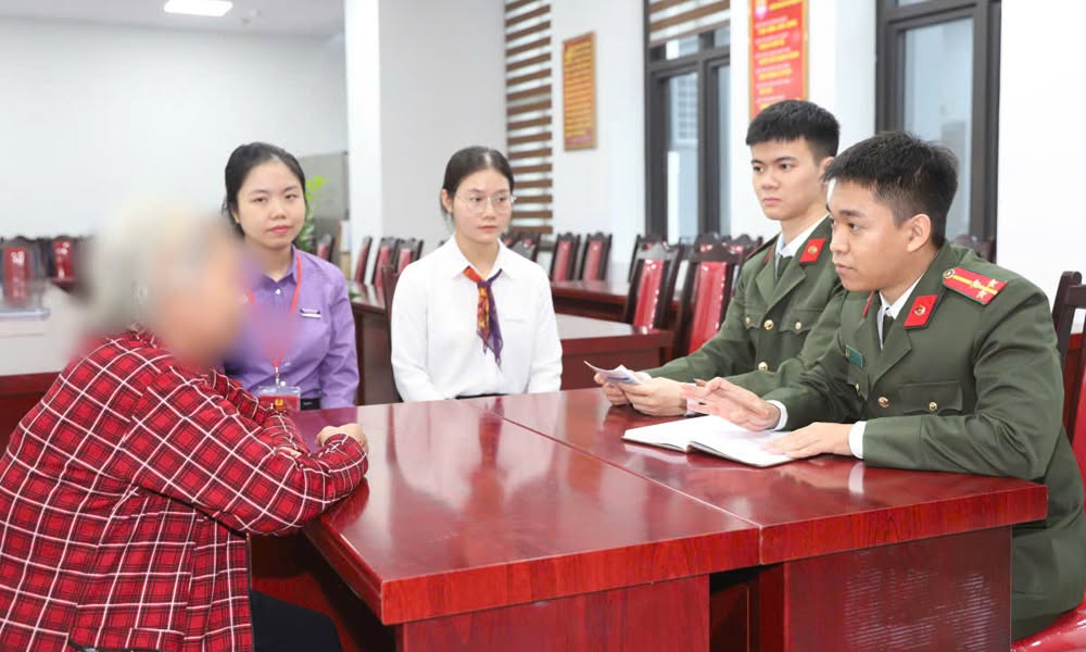 Nhận cuộc gọi từ người lạ suốt 12 ngày khiến người phụ nữ Bắc Ninh suýt chuyển khoản 450 triệu đồng để "phục vụ điều tra"- Ảnh 1. Nhận cuộc gọi từ người lạ suốt 12 ngày khiến người phụ nữ Bắc Ninh suýt chuyển khoản 450 triệu đồng để "phục vụ điều tra"- Ảnh 1.