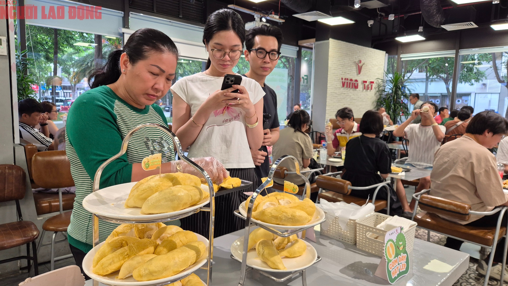 Đi ăn buffet sầu riêng: Khám phá thu nhập khủng từ thợ gõ sầu riêng 60 triệu / tháng - Ảnh 3.
