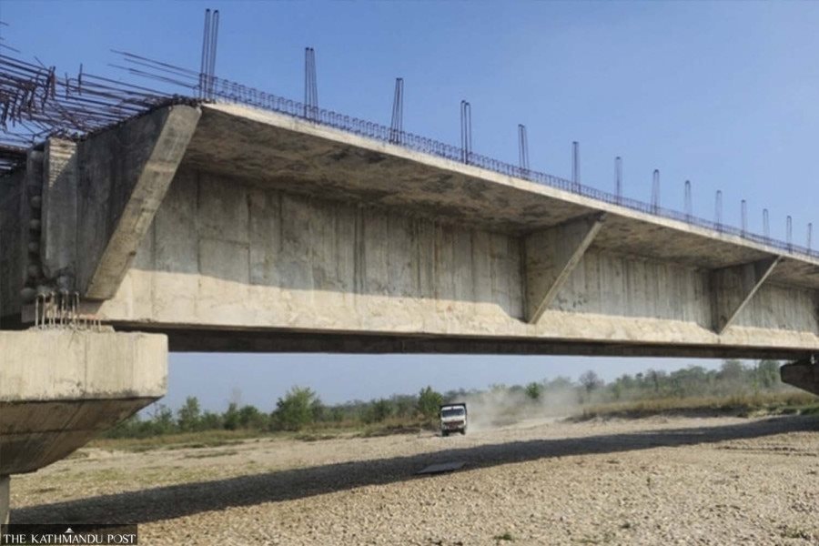 Dự án cầu gần 44 tỷ đồng chậm tiến độ gần chục năm, người dân liều mình băng qua sông mỗi mùa lũ lụt, than "không biết phải đợi đến bao giờ"- Ảnh 1.