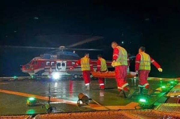 Nghẹt thở pha điều trực thăng cứu ngư dân chấn thương sọ não từ giàn khoan tỷ đô của Việt Nam- Ảnh 1.