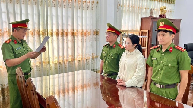 Thi hành lệnh bắt tạm giam kế toán mầm non Nguyễn Thị Thu Hà SN 1987 - Ảnh 1.