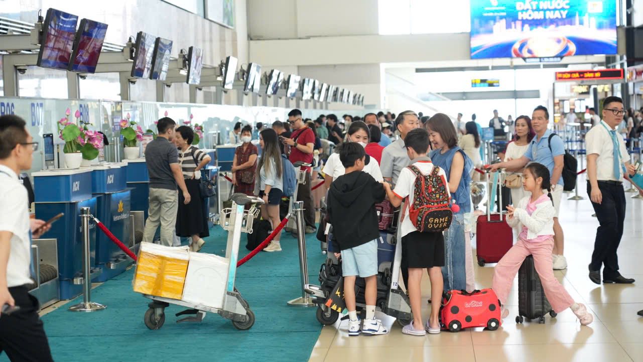 Nội Bài đón lượng khách kỷ lục ngày cuối kỳ nghỉ lễ 30-4, 1-5 - Ảnh 1.