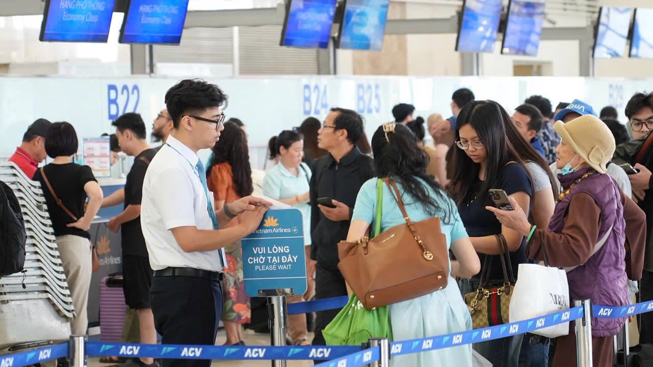 Nội Bài đón lượng khách kỷ lục ngày cuối kỳ nghỉ lễ 30-4, 1-5 - Ảnh 2.