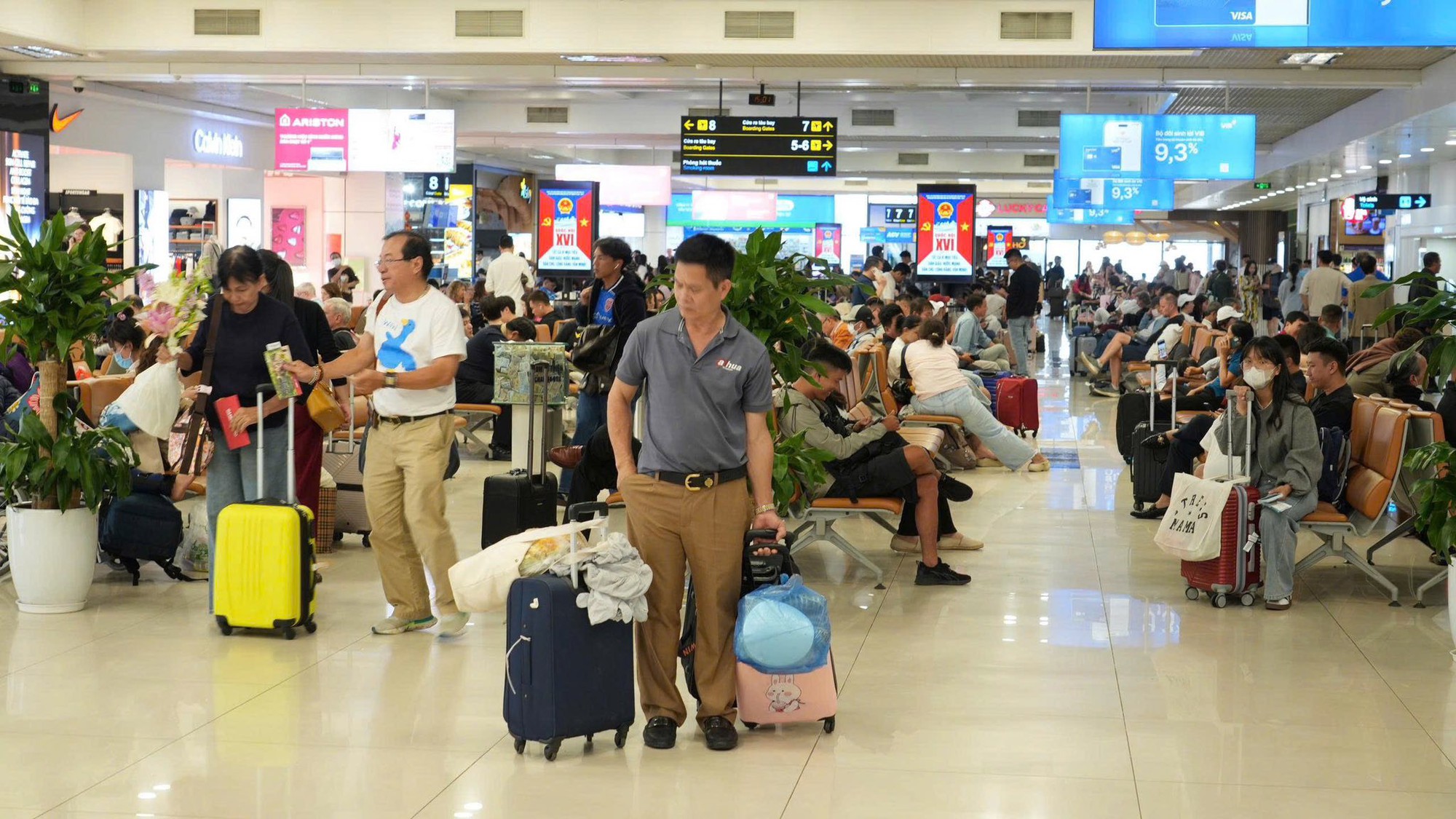 Nội Bài đón lượng khách kỷ lục ngày cuối kỳ nghỉ lễ 30-4, 1-5 - Ảnh 5.
