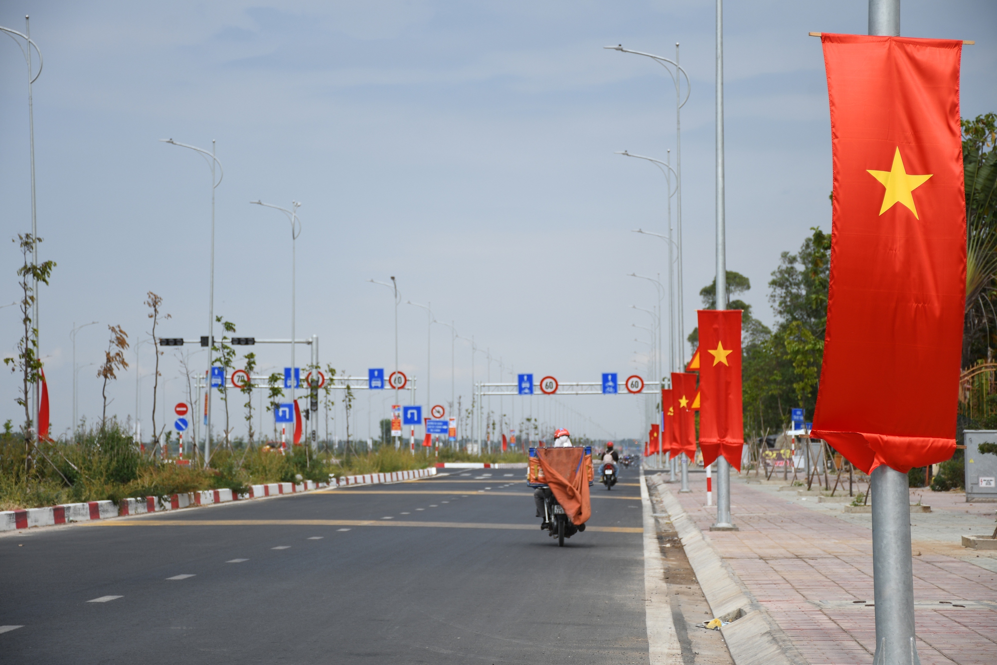 Cận cảnh đường 10 làn xe kết nối sân bay Long Thành với TPHCM - Ảnh 18.