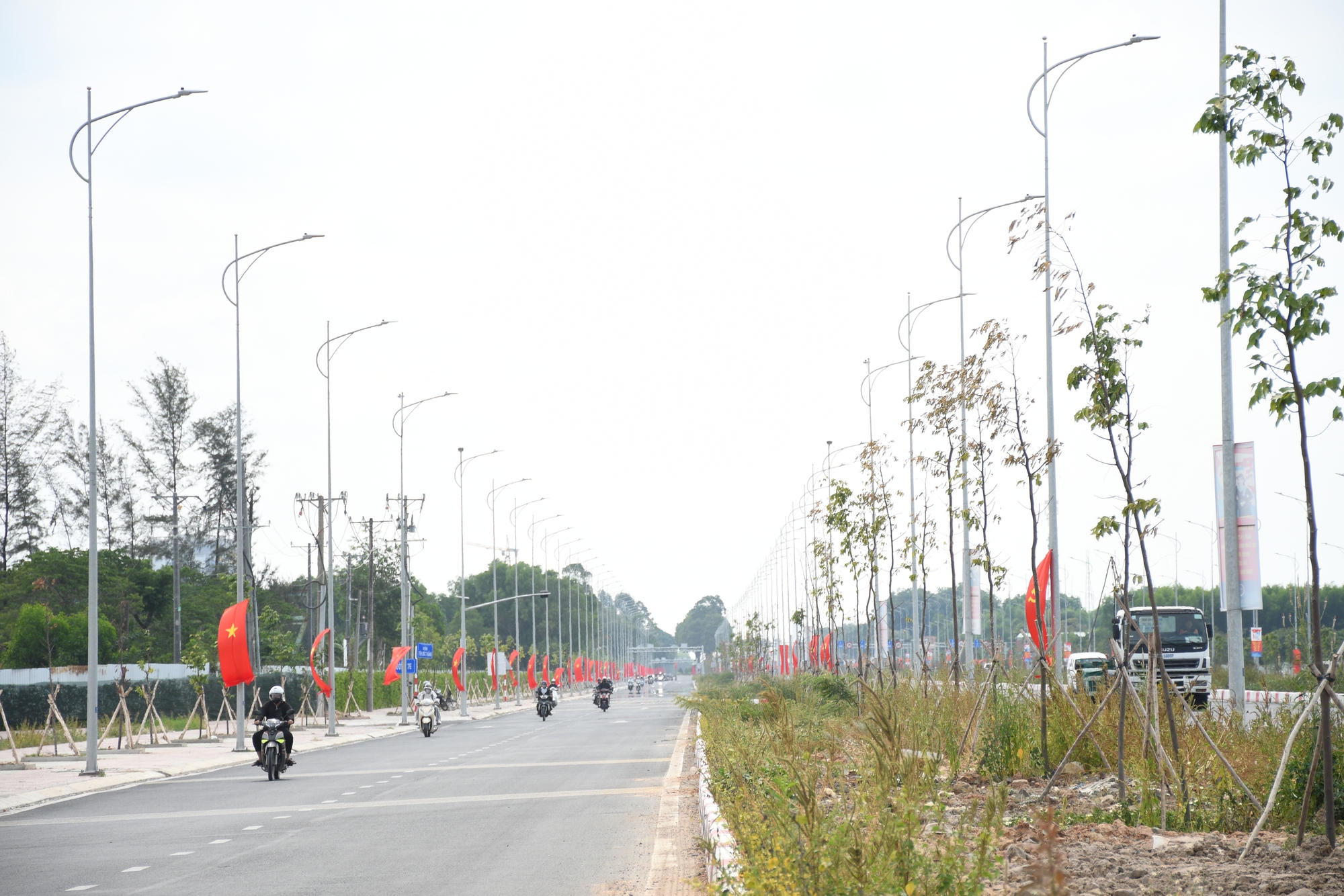 Cận cảnh đường 10 làn xe kết nối sân bay Long Thành với TPHCM - Ảnh 14.