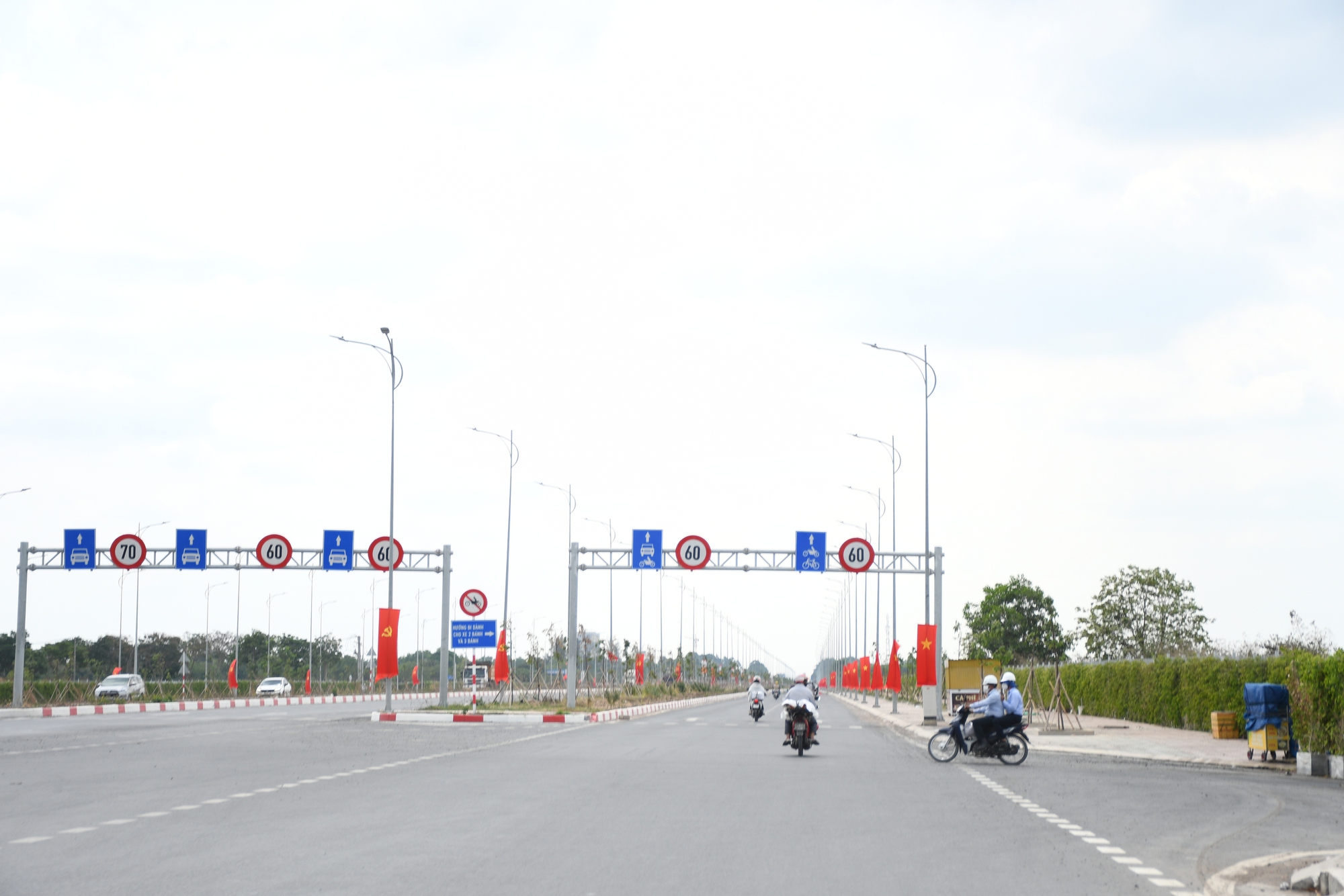 Cận cảnh đường 10 làn xe kết nối sân bay Long Thành với TPHCM - Ảnh 7.