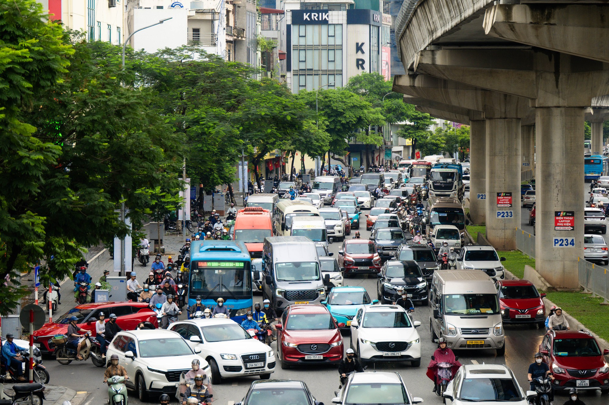 Cảnh tượng trên đường phố Hà Nội trong ngày đầu đi làm sau kỳ nghỉ lễ- Ảnh 12.