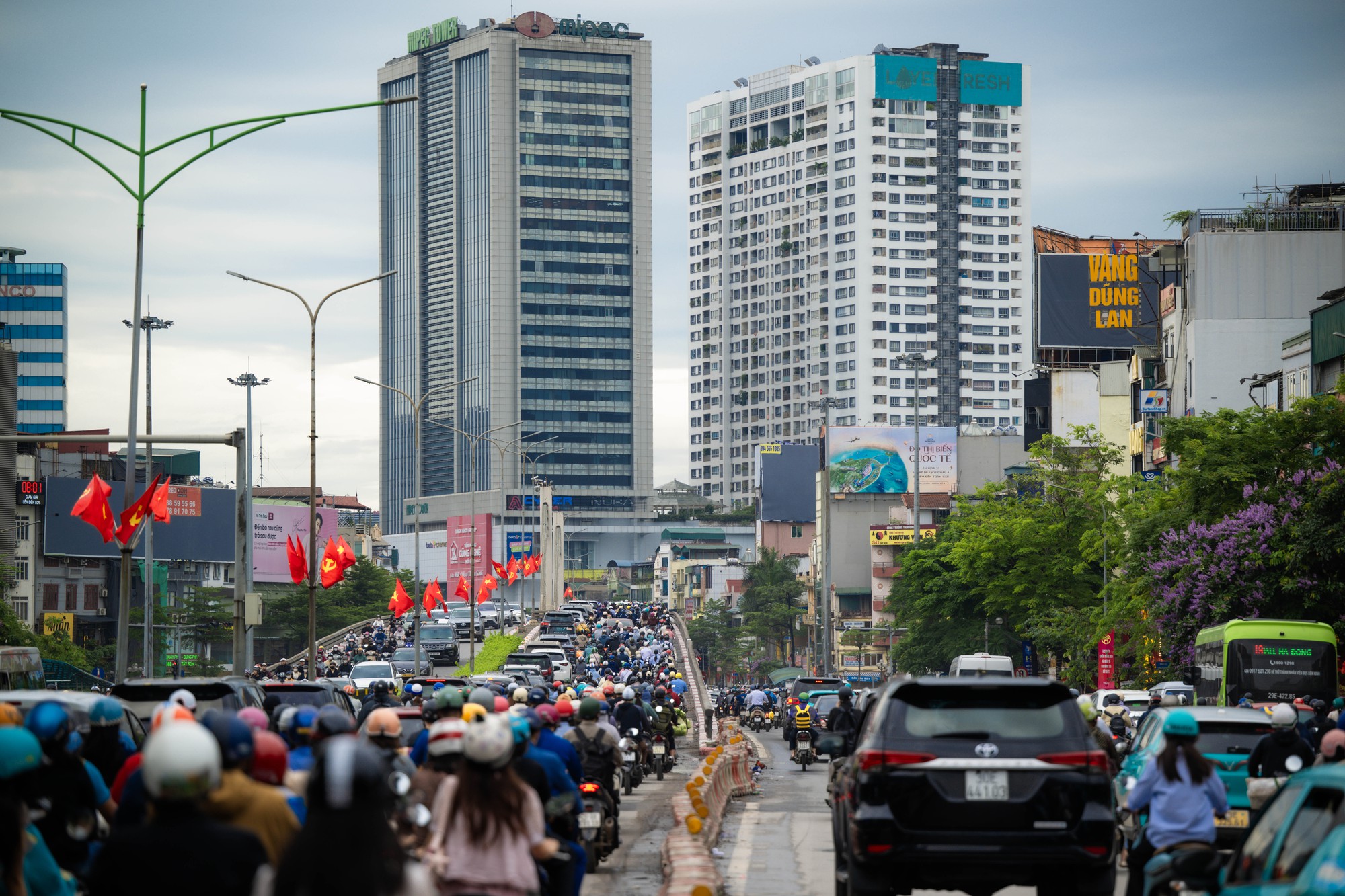 Cảnh tượng trên đường phố Hà Nội trong ngày đầu đi làm sau kỳ nghỉ lễ- Ảnh 10.