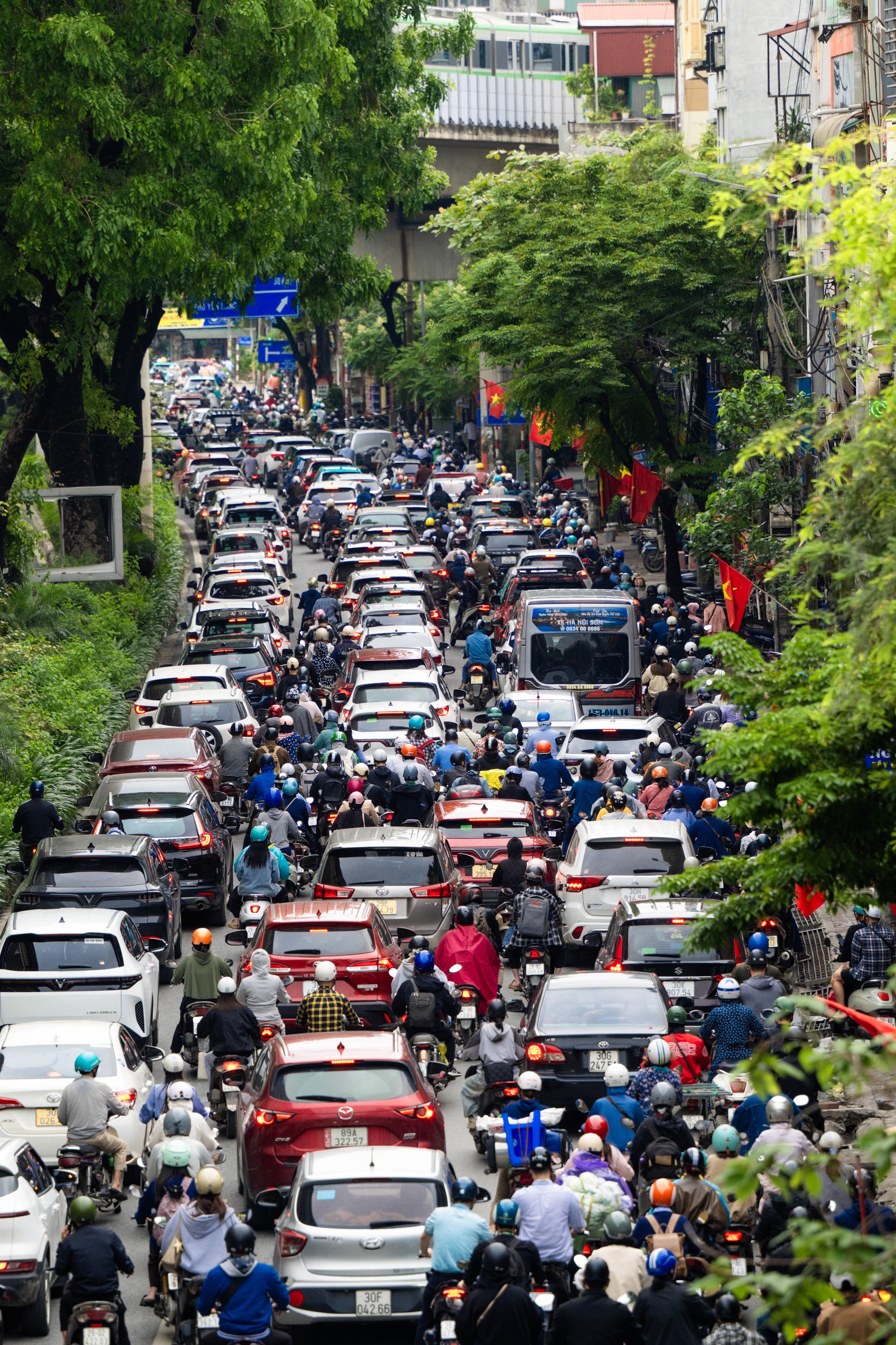 Cảnh tượng trên đường phố Hà Nội trong ngày đầu đi làm sau kỳ nghỉ lễ- Ảnh 2.