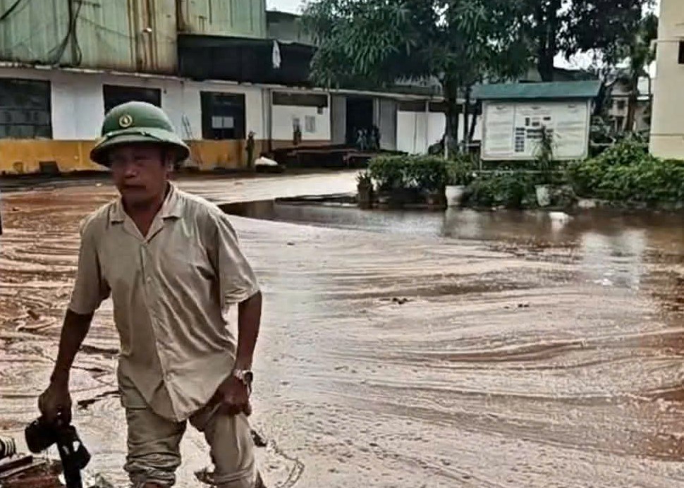 Sét đánh trúng nhà máy đường, gần 2.000 tấn mật tràn ra ngoài - Ảnh 1.
