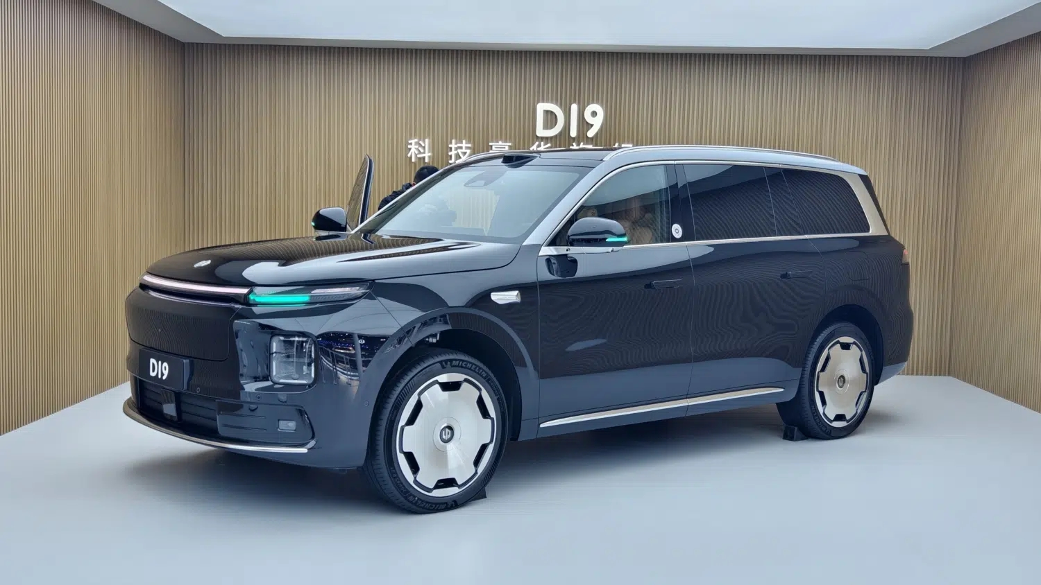 Sốc: Hàng loạt SUV 'khủng' trên 5m đổ bộ, to hơn Land Cruiser, rẻ ngang Toyota Vios  - Ảnh 4.
