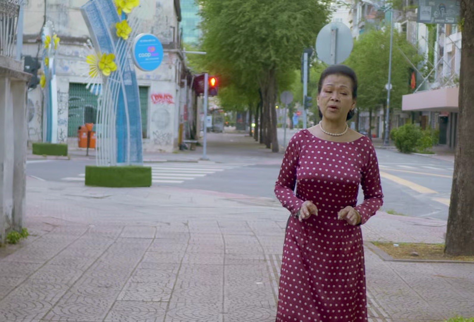 Khánh Ly nói về việc đi hát với Trịnh Công Sơn: "Chẳng đem lại cho tôi đồng bạc nào"- Ảnh 1.