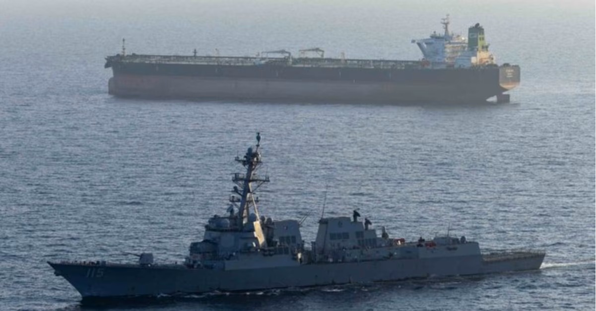 Iran đòi biến Hormuz thành nghĩa địa tàu chiến Mỹ, siêu tàu dầu Iran thứ 2 thoát đến Indonesia - Ảnh 1.