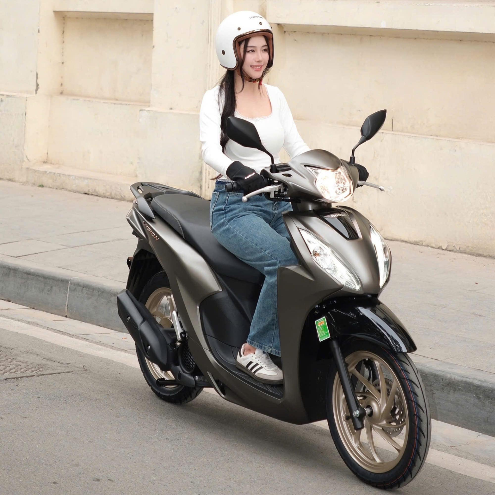 Xe máy Honda Vision giảm giá tiền triệu - Ảnh 1.