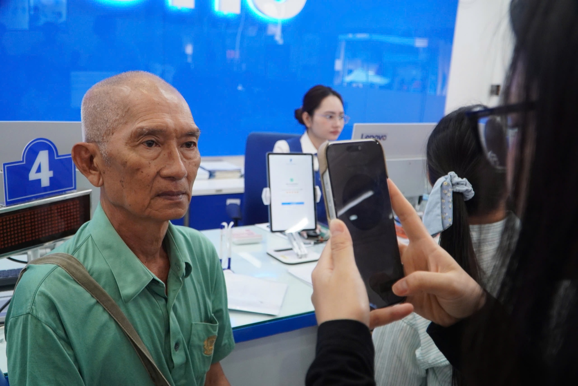 Nhiều người tá hỏa đi xác thực khi bị khóa SIM - Ảnh 1.