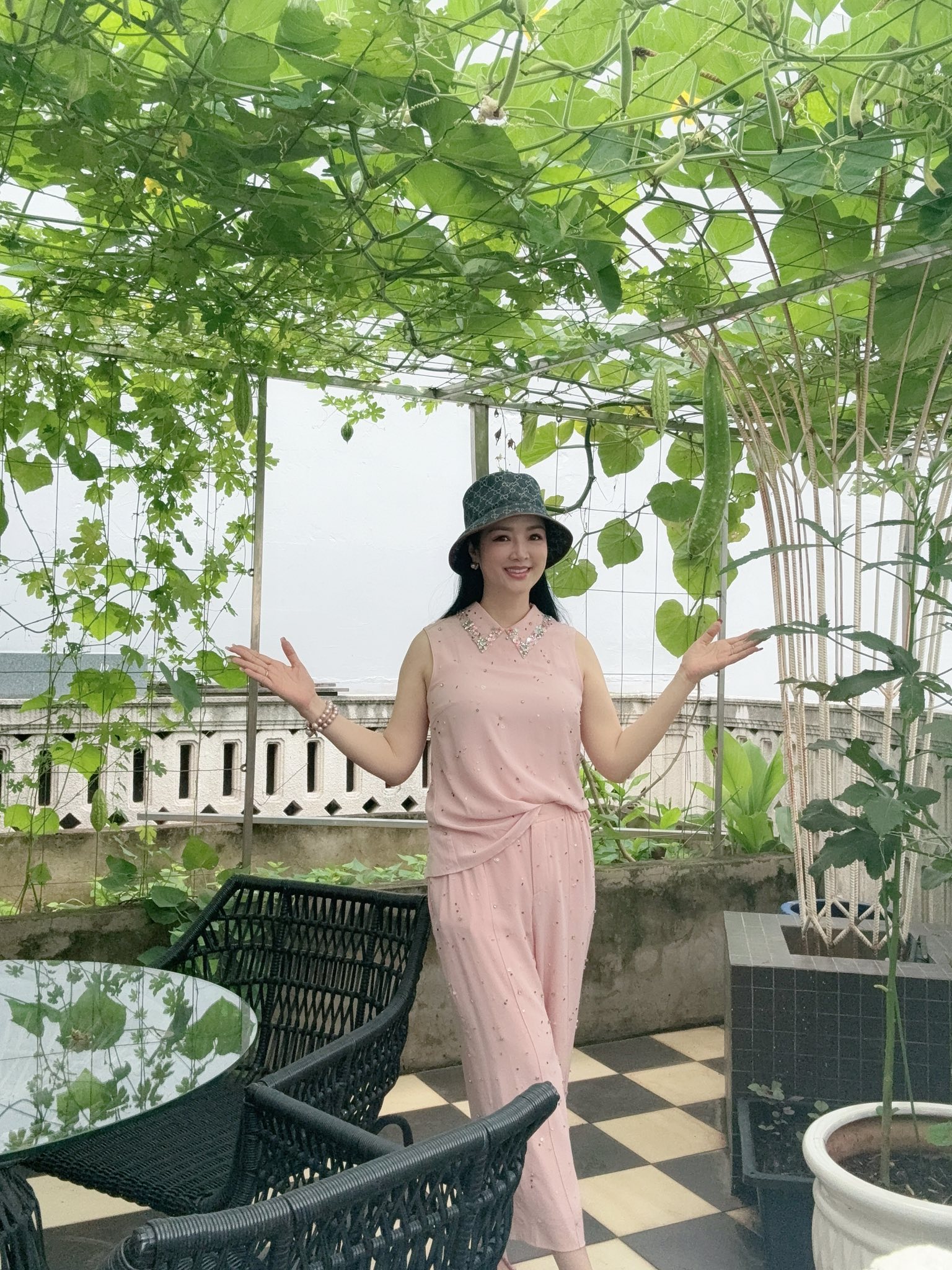 Mẹ đơn thân U60 khoe body đẹp "mướt mắt", ở biệt thự nguy nga như cung điện, là hoa hậu đình đám 1 thời - Ảnh 8.