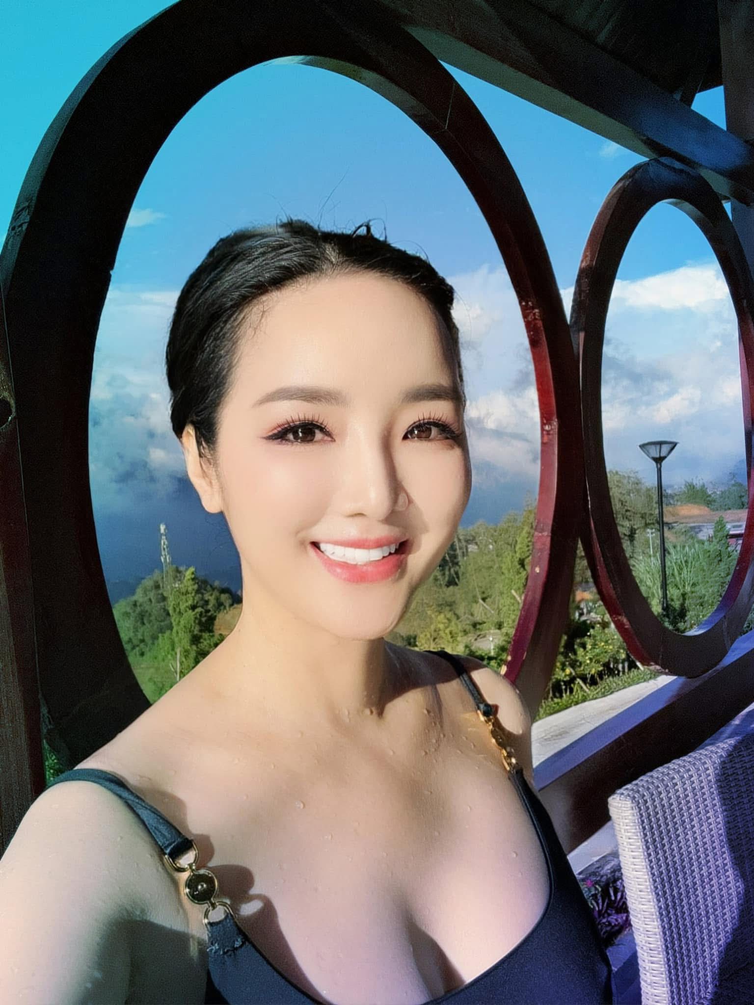 Mẹ đơn thân U60 khoe body đẹp "mướt mắt", ở biệt thự nguy nga như cung điện, là hoa hậu đình đám 1 thời - Ảnh 5.