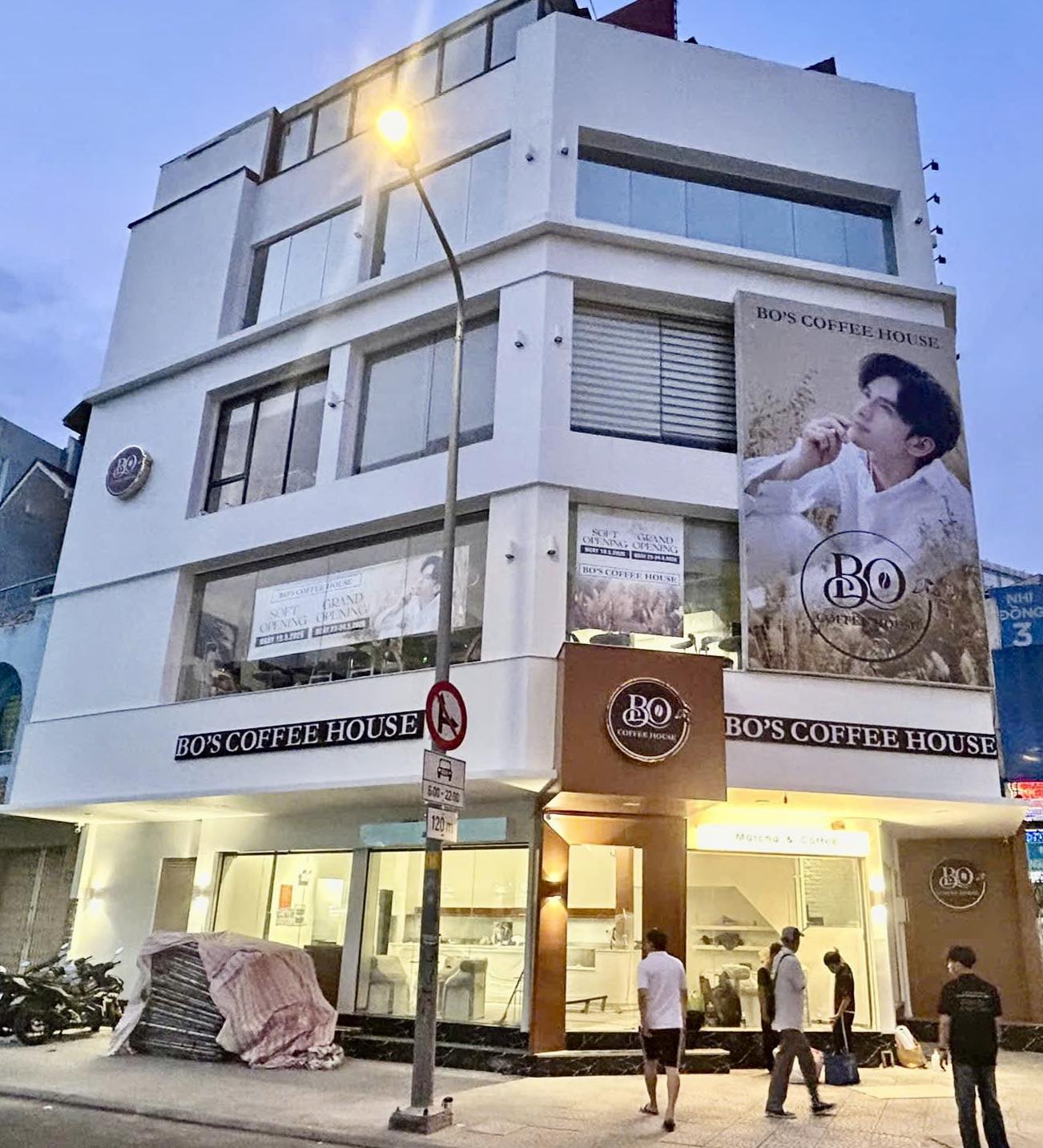 Nơi bán cà phê của nam ca sĩ 50 tuổi nổi đình đám một thời ở phường Tân Định, TP.HCM - Ảnh 2.