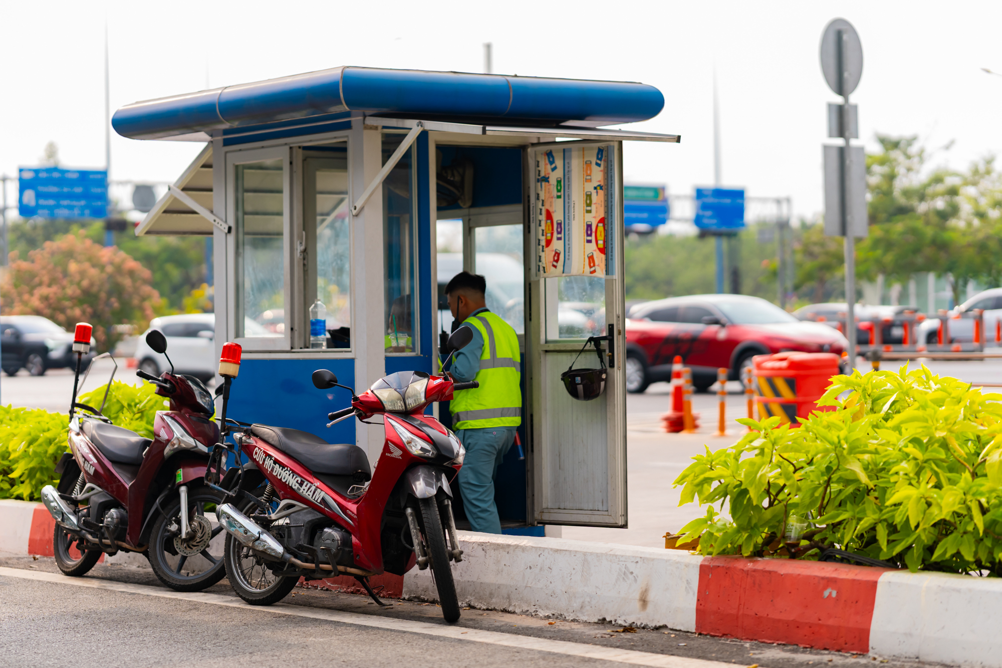Toàn cảnh khối bê tông nặng hơn 100.000 tấn xuyên qua lòng sông, mỗi ngày ‘gánh’ hơn 300.000 ô tô, xe máy ở TP.HCM - Ảnh 7.