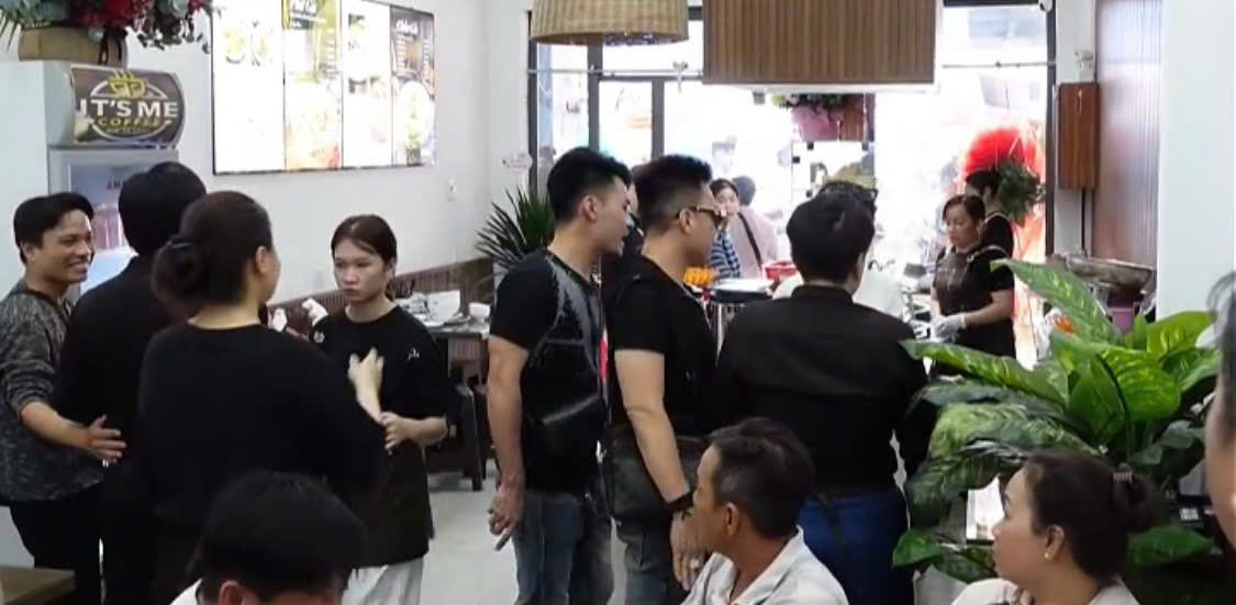 NSƯT 3 đời vợ giờ đi bán phở, 49k/bát nhưng thuê nhân viên "lương tiền tỷ"- Ảnh 1.