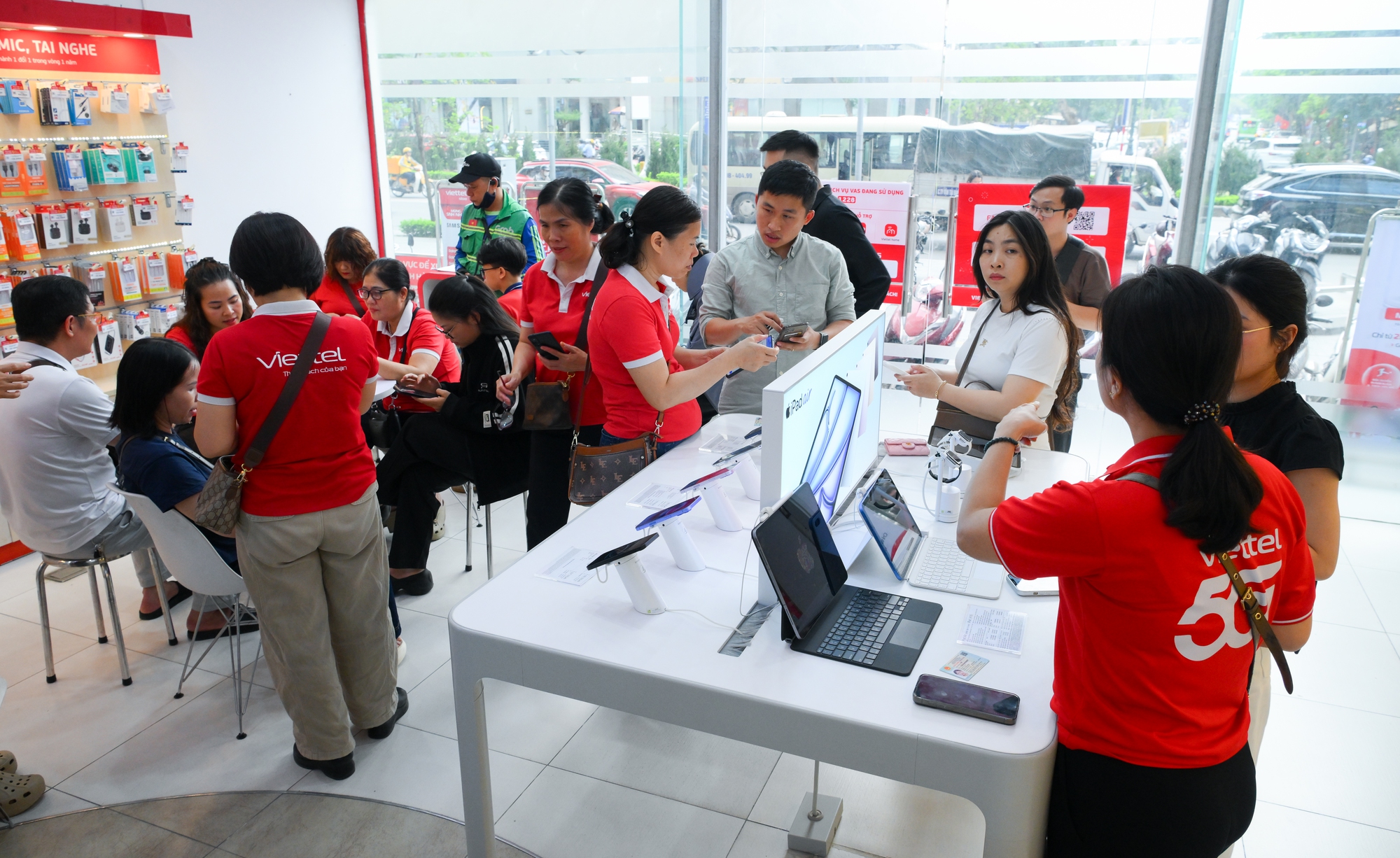 Nhiều thuê bao bắt đầu bị khóa SIM do chưa thực hiện xác thực  - Ảnh 1.