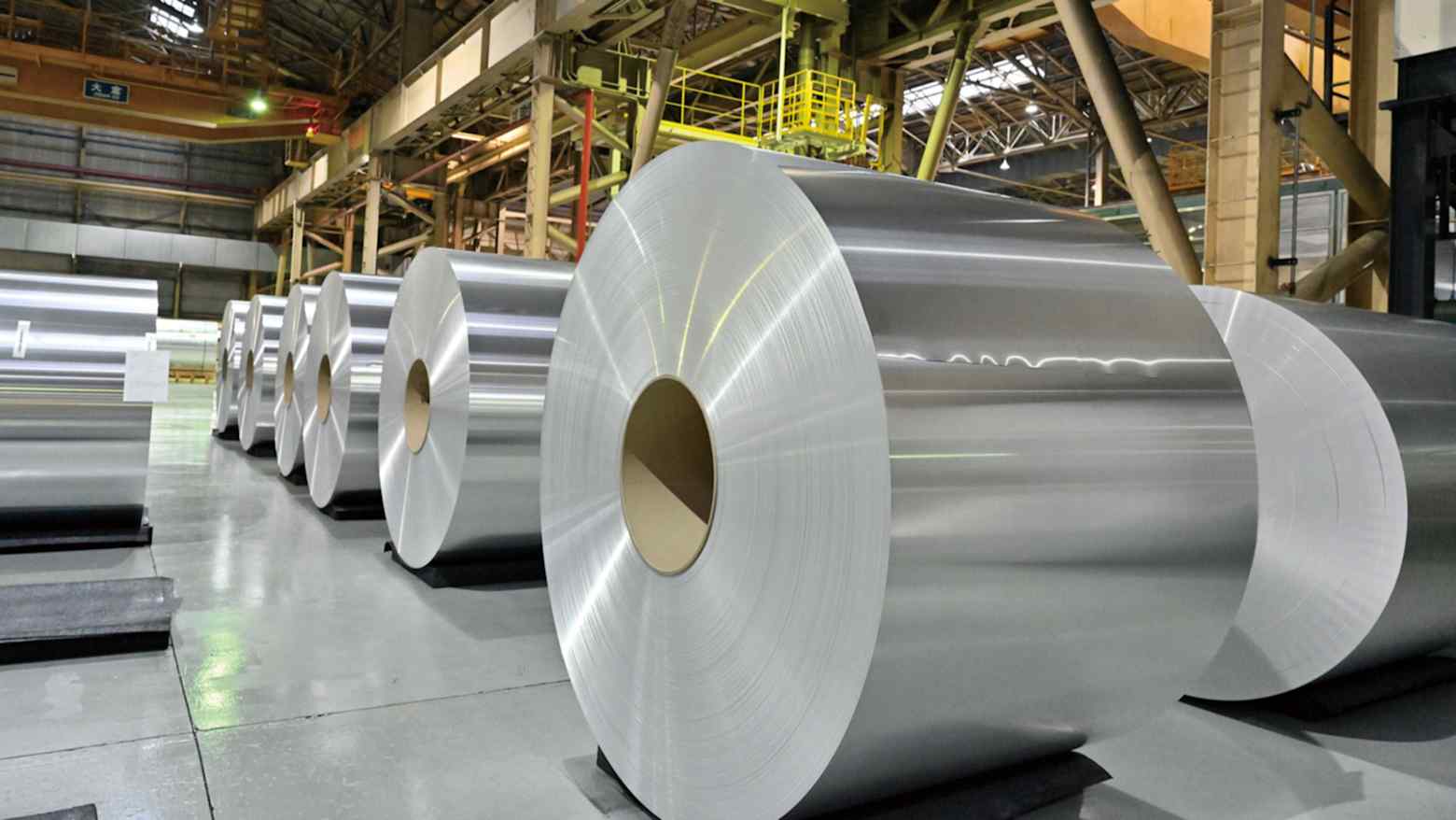 Giá nhôm và nhựa tăng vọt đẩy chi phí sản xuất phụ tùng ô tô lên cao - Ảnh 1.