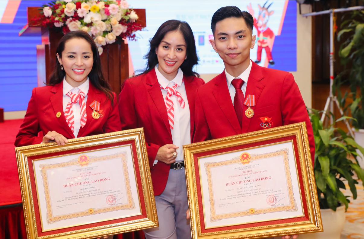 Khánh Thi - Phan Hiển cùng bạn nhảy nhận Huân chương lao động hạng Ba sau thành tích giành HCĐ thế giới- Ảnh 1.