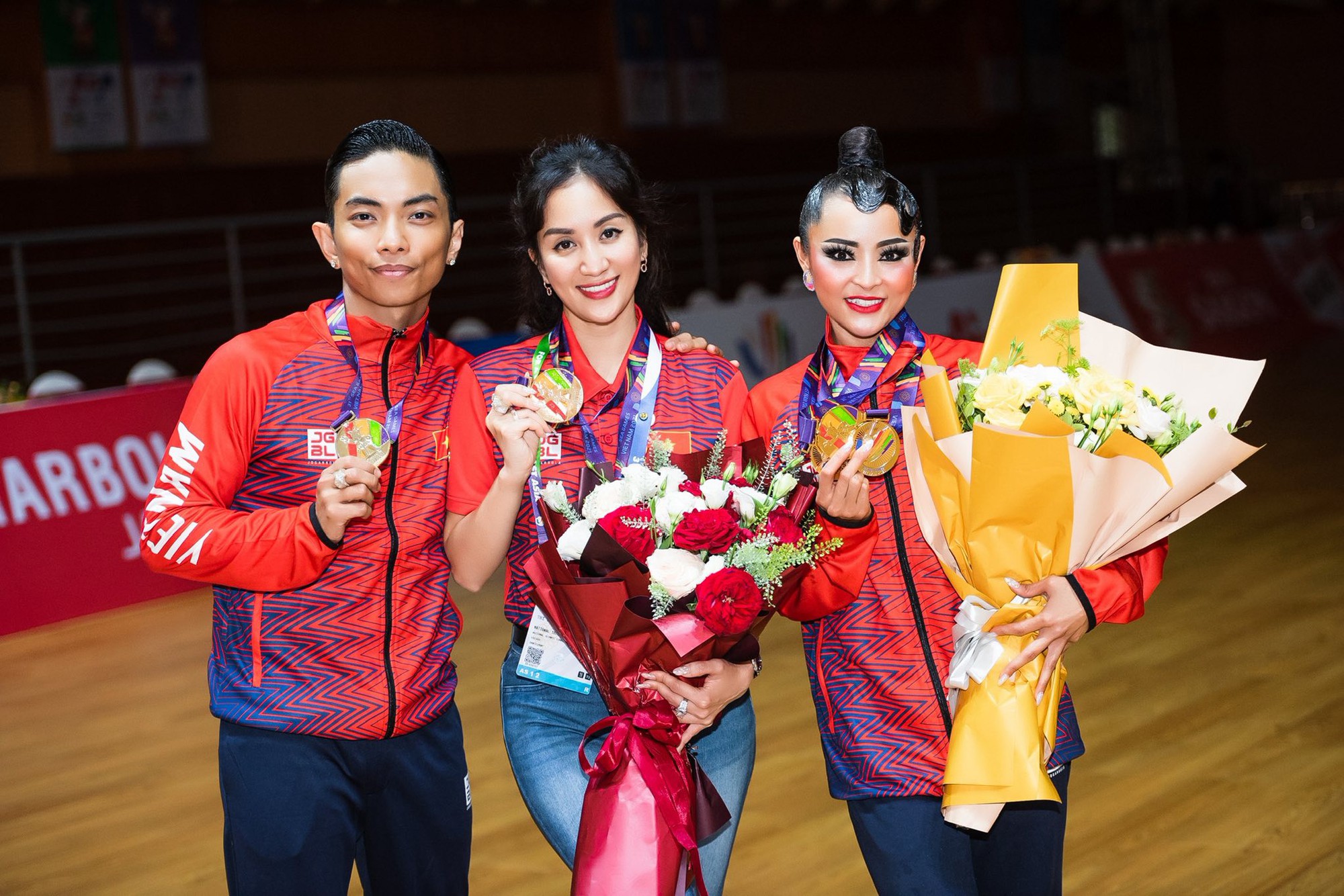 Khánh Thi - Phan Hiển cùng bạn nhảy nhận Huân chương lao động hạng Ba sau thành tích giành HCĐ thế giới- Ảnh 2.