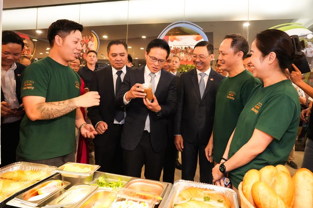 Nữ Giám đốc người Việt bỏ Google, mở tiệm bánh mì tại Singapore: thương hiệu đầu tiên và duy nhất được khách sạn 4 sao 
