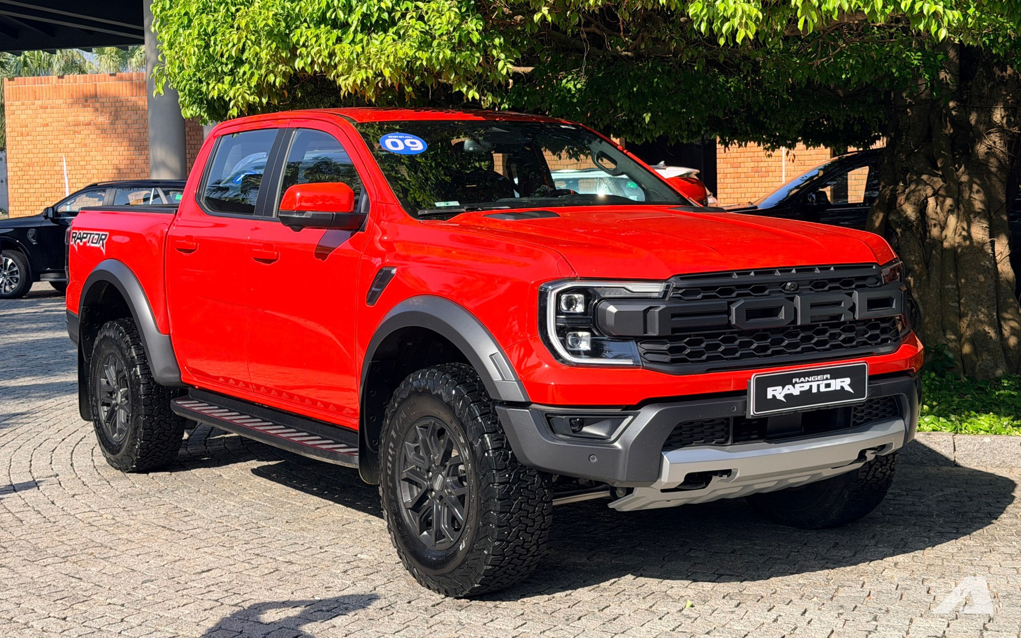 Ảnh thực tế Ford Ranger Raptor 2026 tại Việt Nam: Máy xăng mạnh gần 400 mã lực, loa B&O, ống pô tùy chỉnh âm thanh - Ảnh 1.
