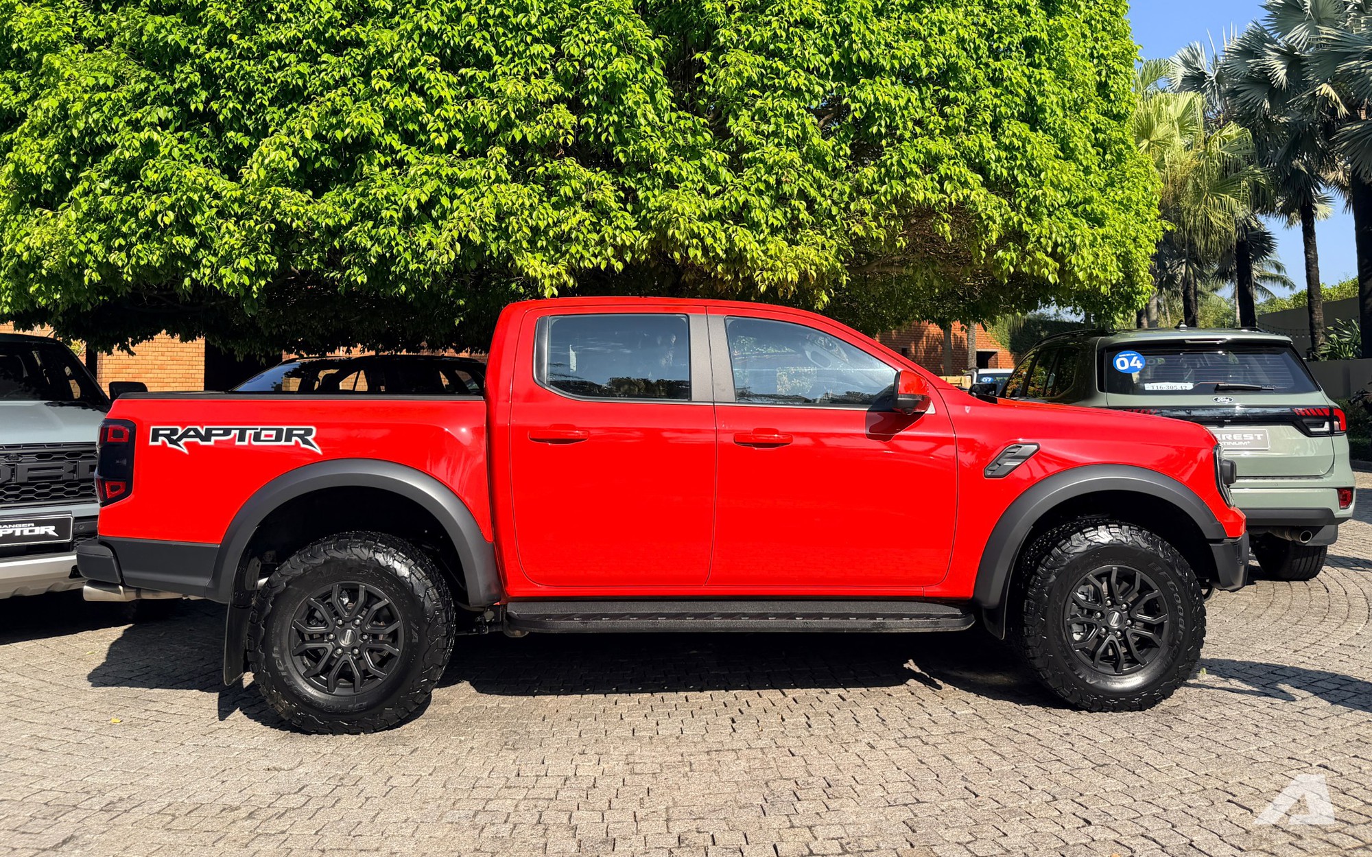 Ảnh thực tế Ford Ranger Raptor 2026 tại Việt Nam: Máy xăng mạnh gần 400 mã lực, loa B&O, ống pô tùy chỉnh âm thanh - Ảnh 3.