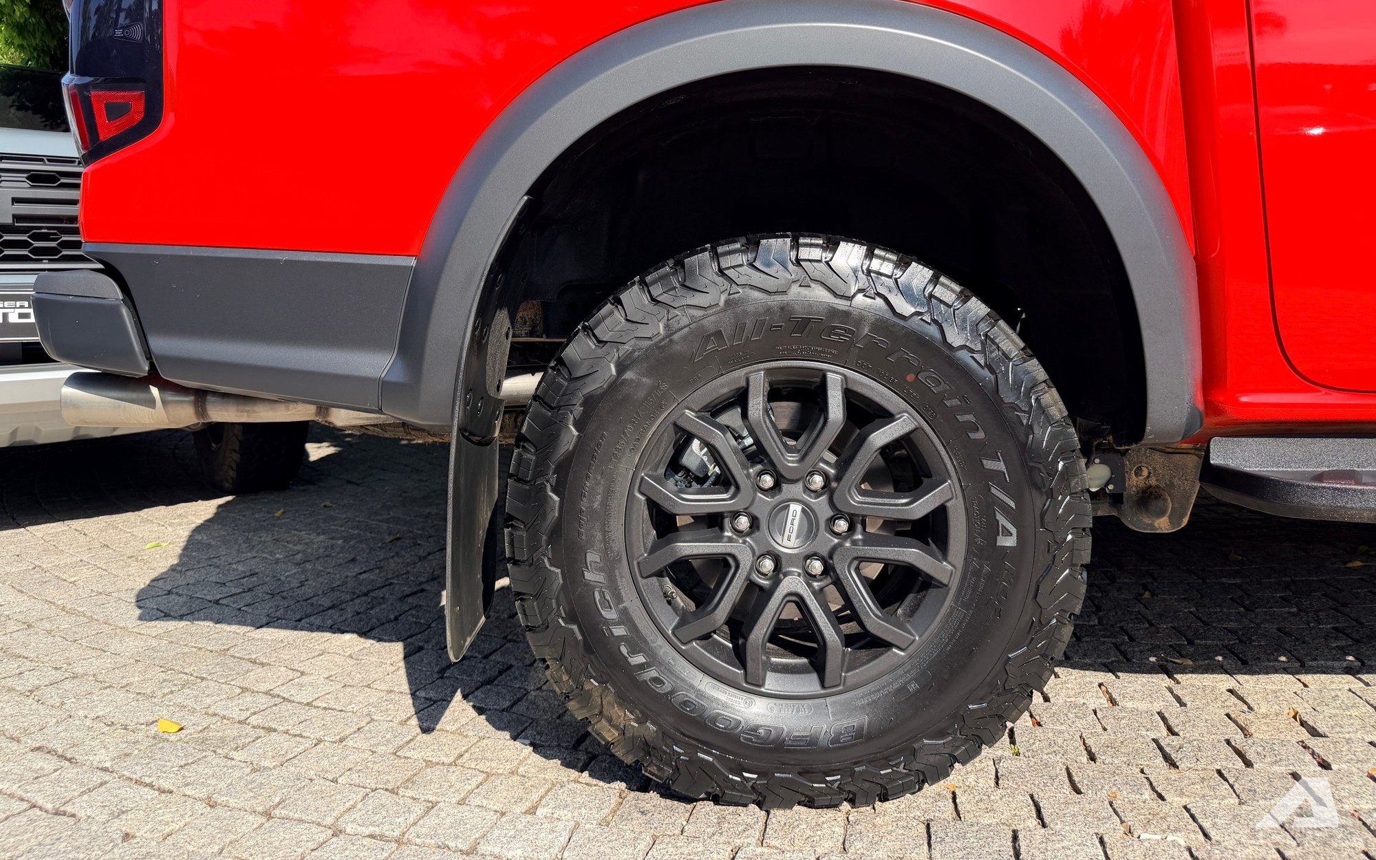 Ảnh thực tế Ford Ranger Raptor 2026 tại Việt Nam: Máy xăng mạnh gần 400 mã lực, loa B&O, ống pô tùy chỉnh âm thanh - Ảnh 6.