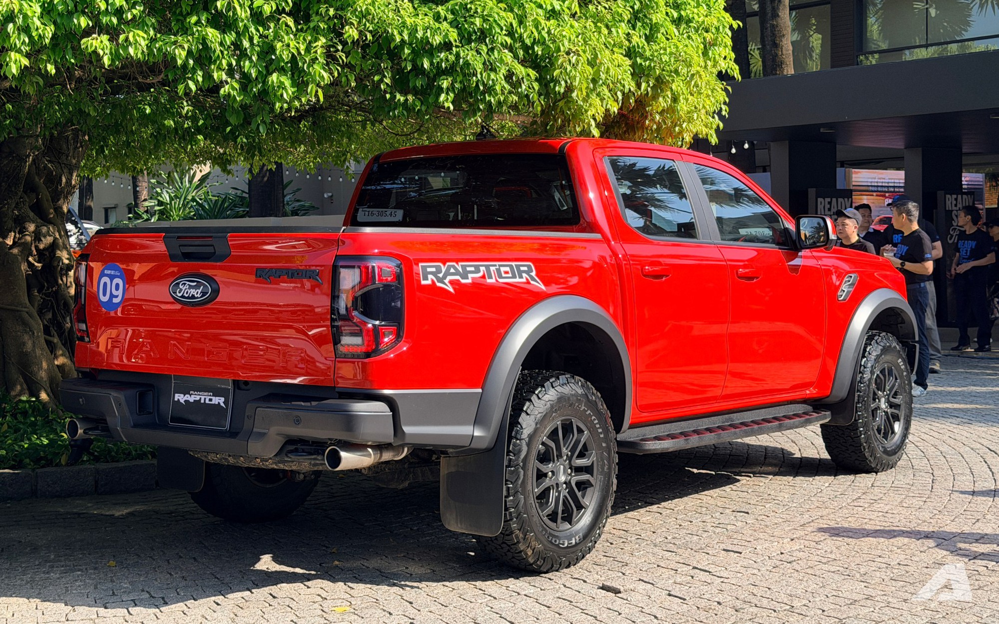 Ảnh thực tế Ford Ranger Raptor 2026 tại Việt Nam: Máy xăng mạnh gần 400 mã lực, loa B&O, ống pô tùy chỉnh âm thanh - Ảnh 2.