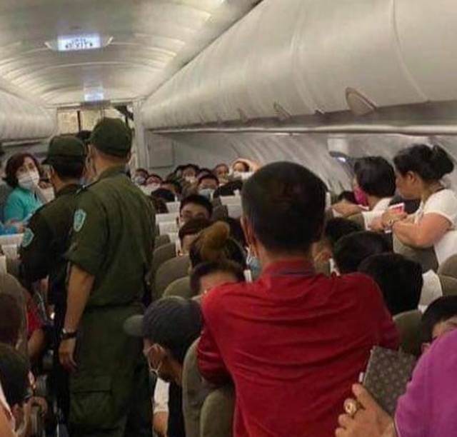 Hành khách bị yêu cầu rời khỏi máy bay, phạt 8,5 triệu vì một hành động- Ảnh 2.